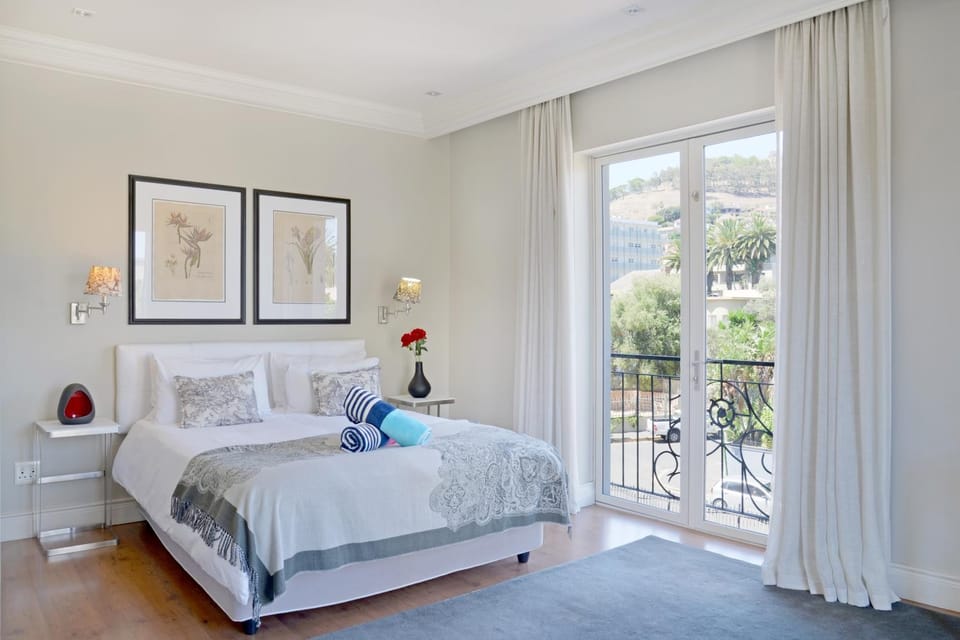 Bed, Photo of the whole room, Decorative detail, Decorative detail, Bedroom
