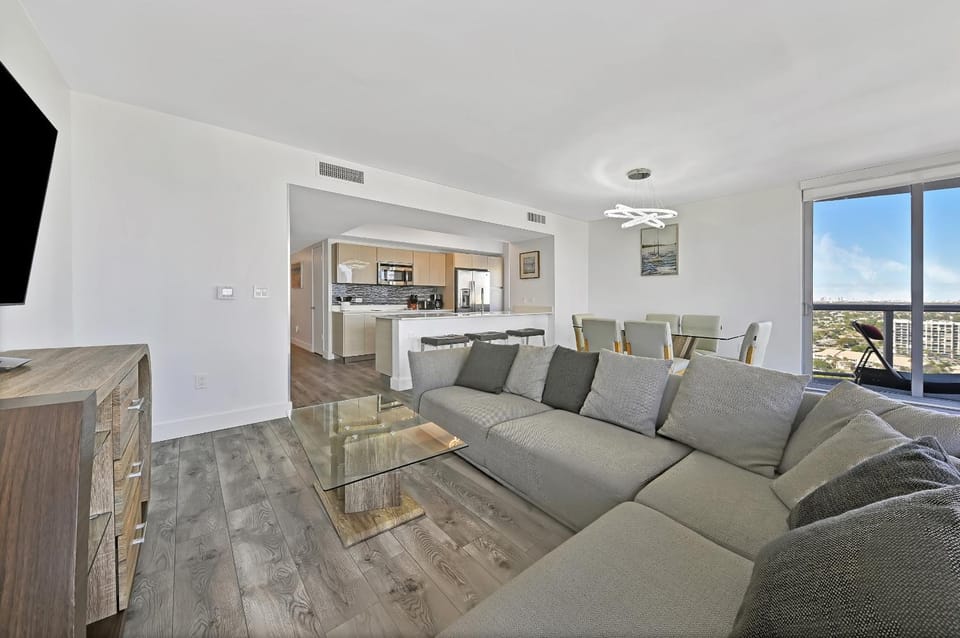 Three-Bedroom Beachwalk Resort Apartment Apartment in Hallandale Beach