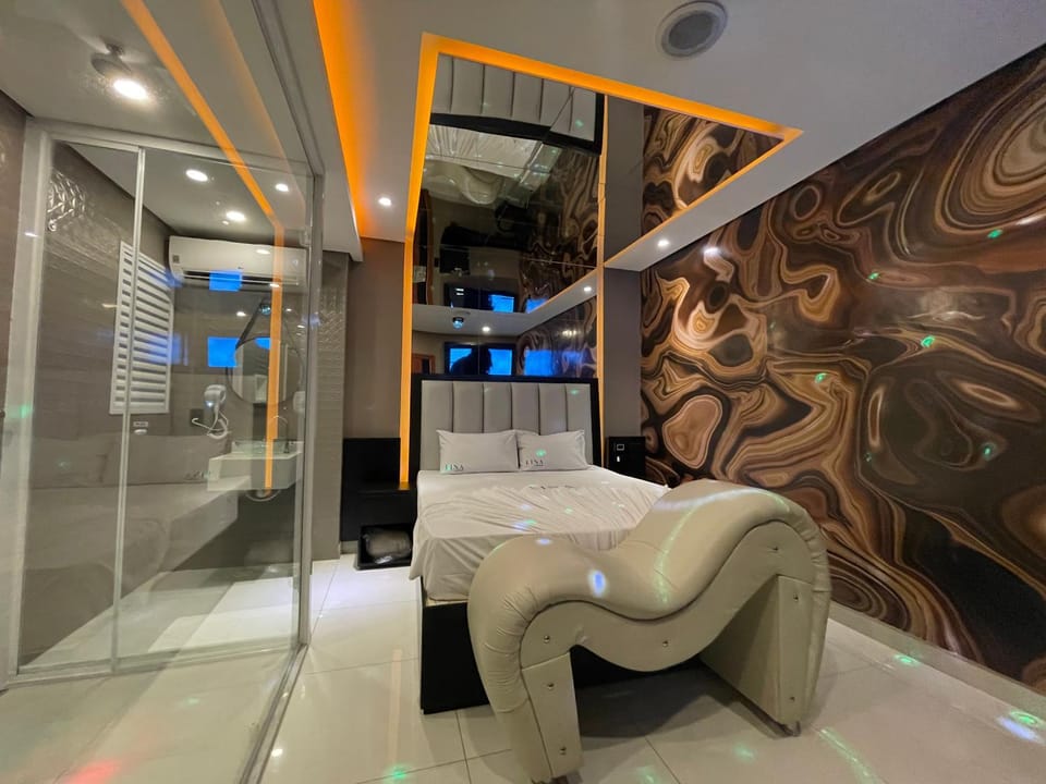 Shower, Bed, Bathroom, TV and multimedia, Bedroom, air conditioner
