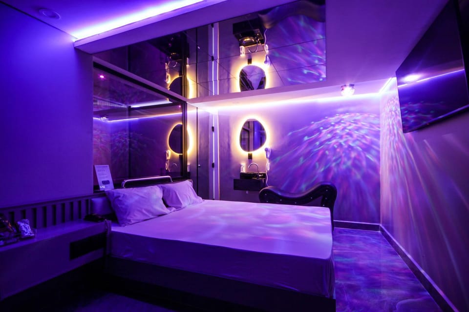 Bed, Hot Tub, TV and multimedia, View (from property/room), Bedroom