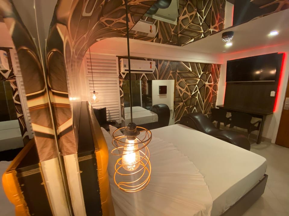 Bed, TV and multimedia, Photo of the whole room, Seating area, Bedroom, air conditioner