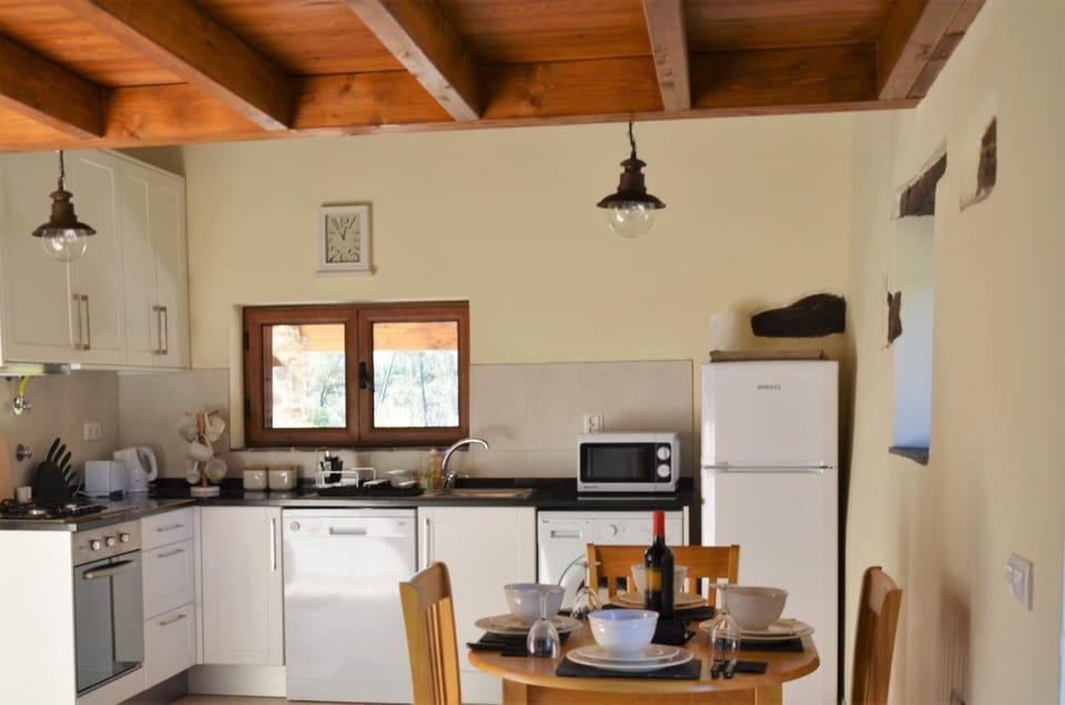 Coffee/tea facilities, Kitchen or kitchenette, Dining area, Breakfast, dishwasher, oven, stove, toaster