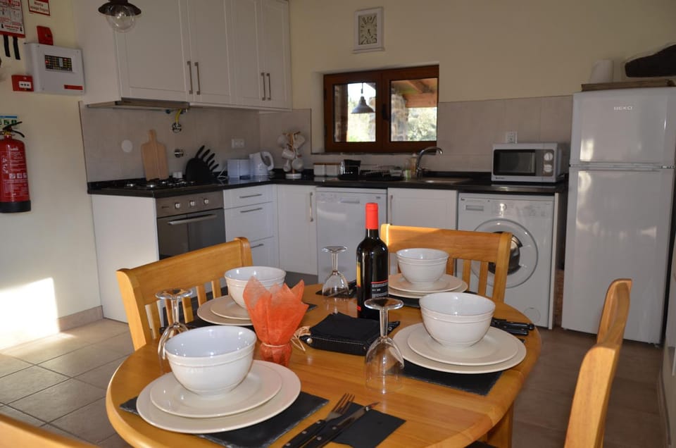 Coffee/tea facilities, Kitchen or kitchenette, Dining area, dishwasher, oven, stove, toaster