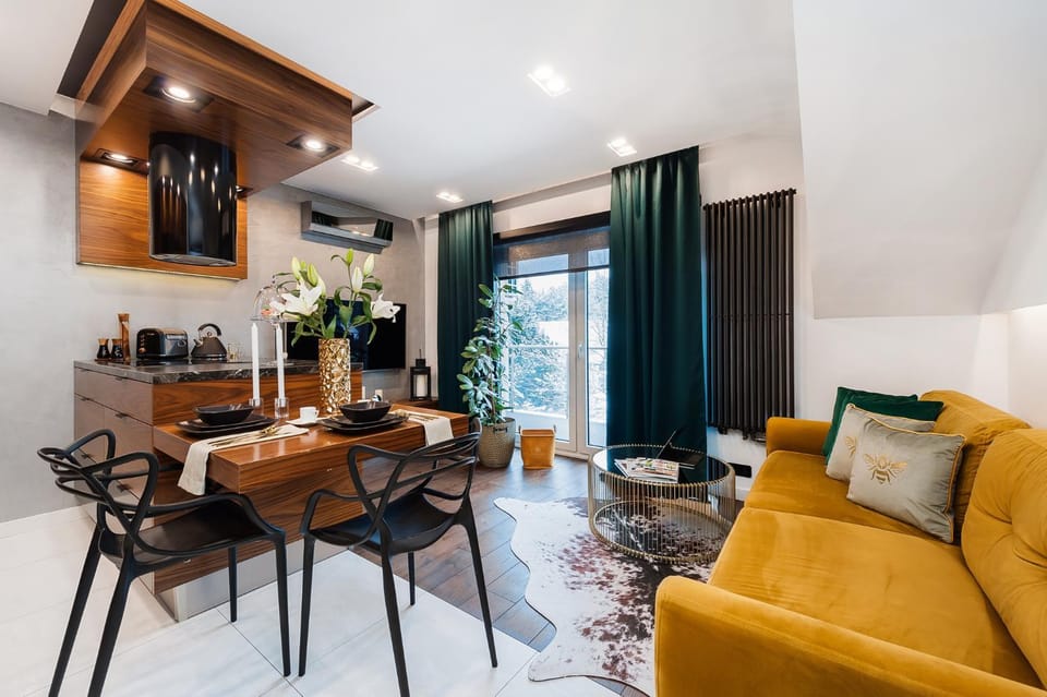 Kitchen or kitchenette, Living room, Seating area, Dining area