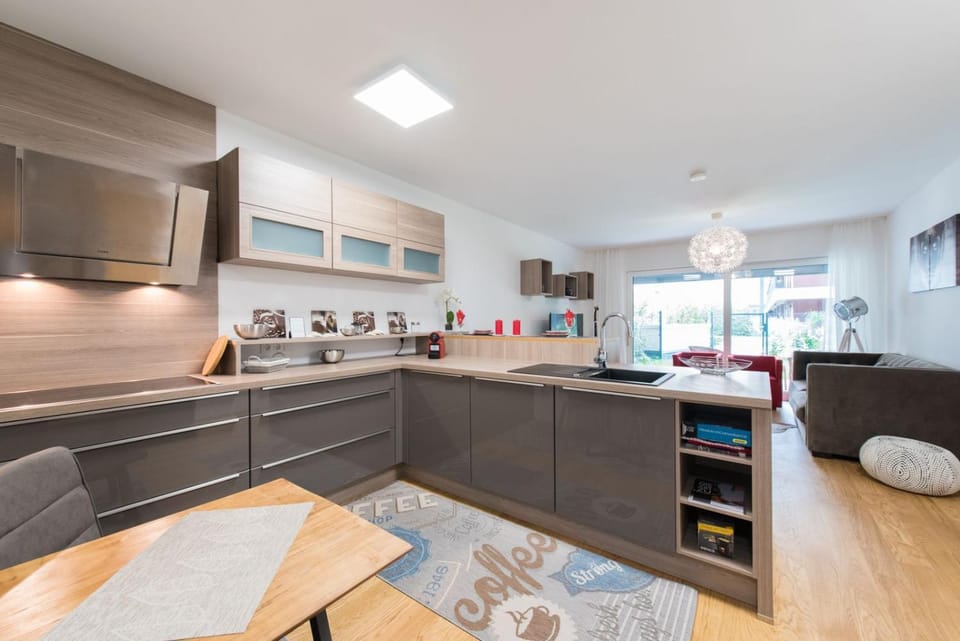 Coffee/tea facilities, Kitchen or kitchenette, Dining area