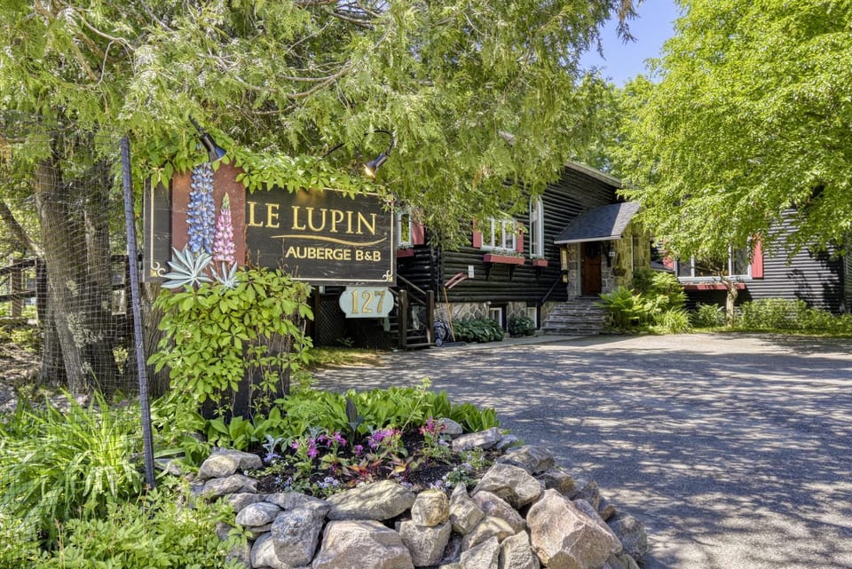 Auberge Le Lupin-Self Check-in Inn in Mont-Tremblant