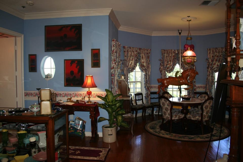 Living room, Lobby or reception, Decorative detail, Seating area, Animals