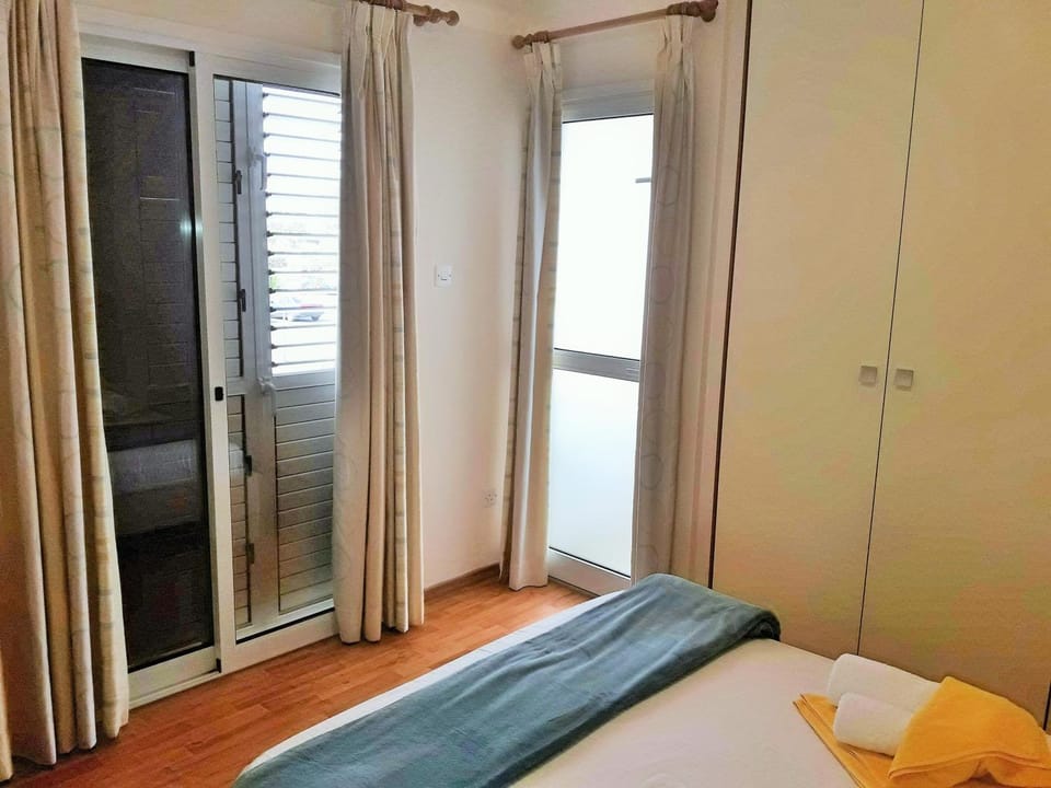 Bedroom, City view, Street view