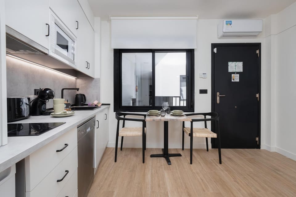Kitchen or kitchenette, Dining area, stove