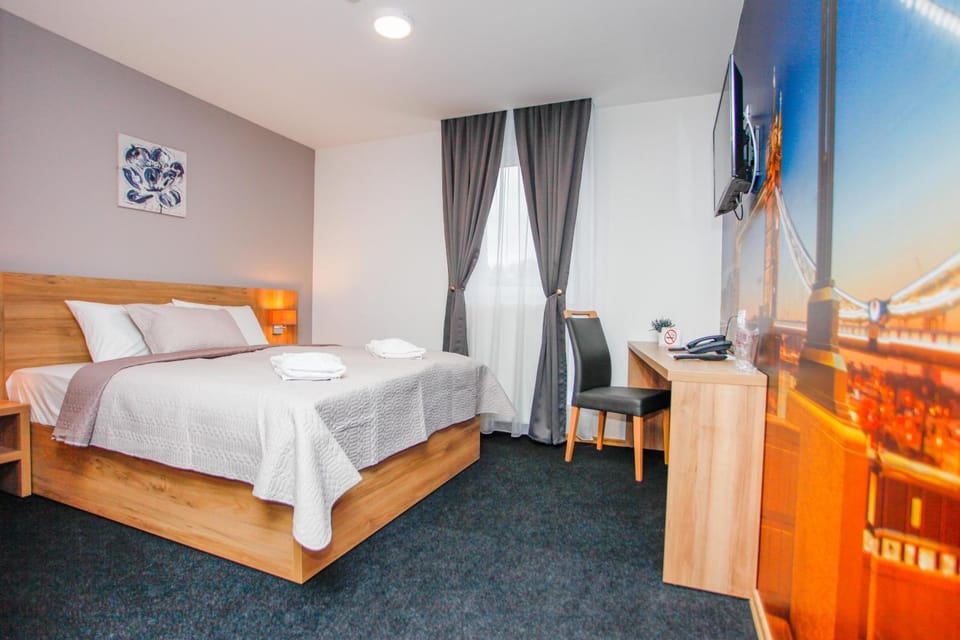 Communal lounge/ TV room, Bed, TV and multimedia, Photo of the whole room, Bedroom