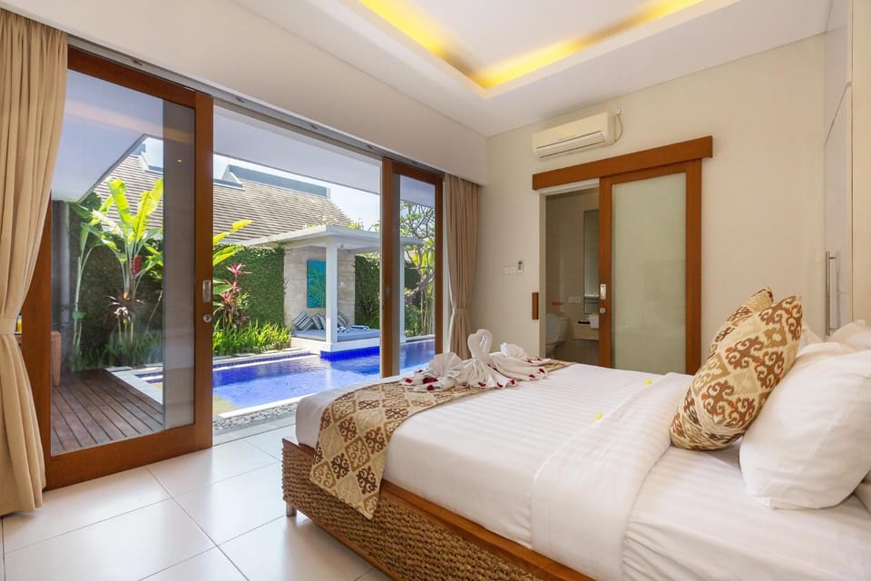 Bedroom, Swimming pool, Swimming pool
