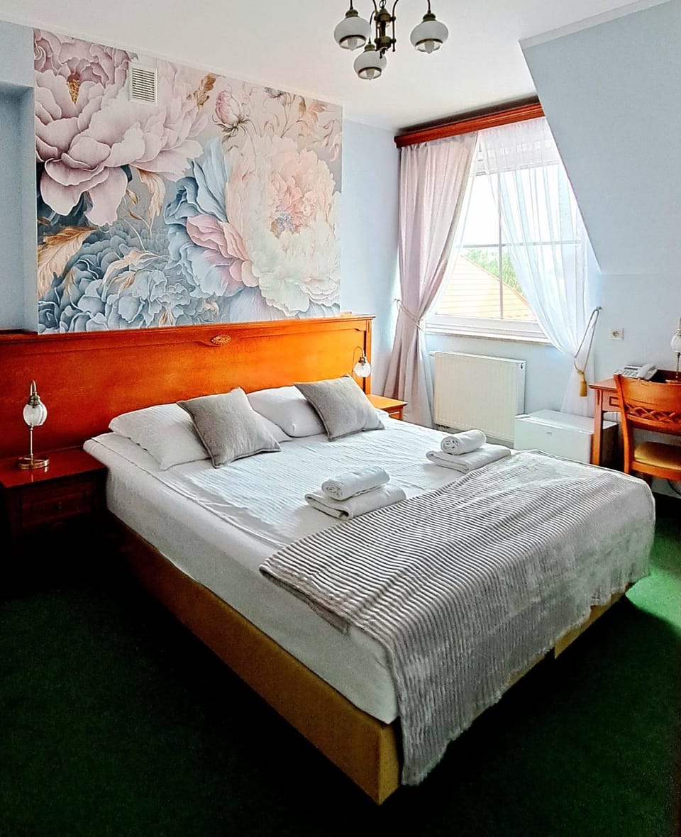 Photo of the whole room, Bedroom, towels