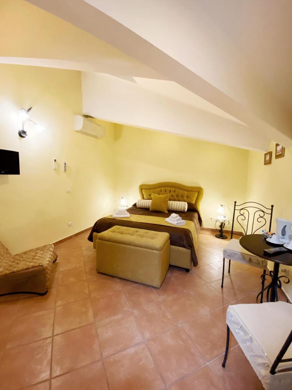TV and multimedia, Coffee/tea facilities, Photo of the whole room