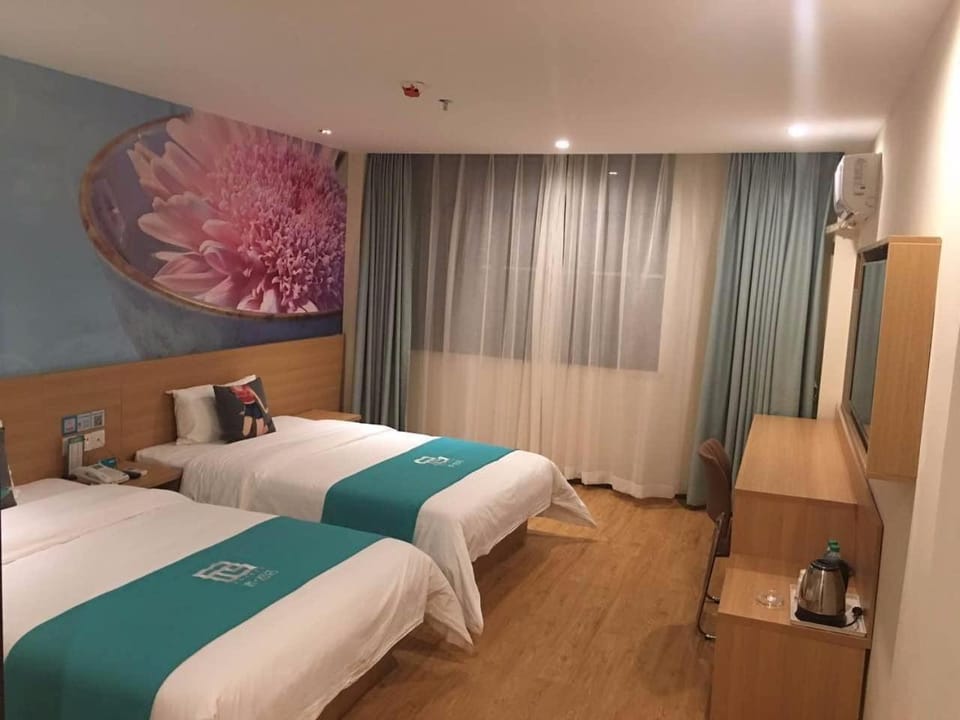 Pai Hotel Xian Zhonglou Huimin Street Subway Station Hotel in Xian