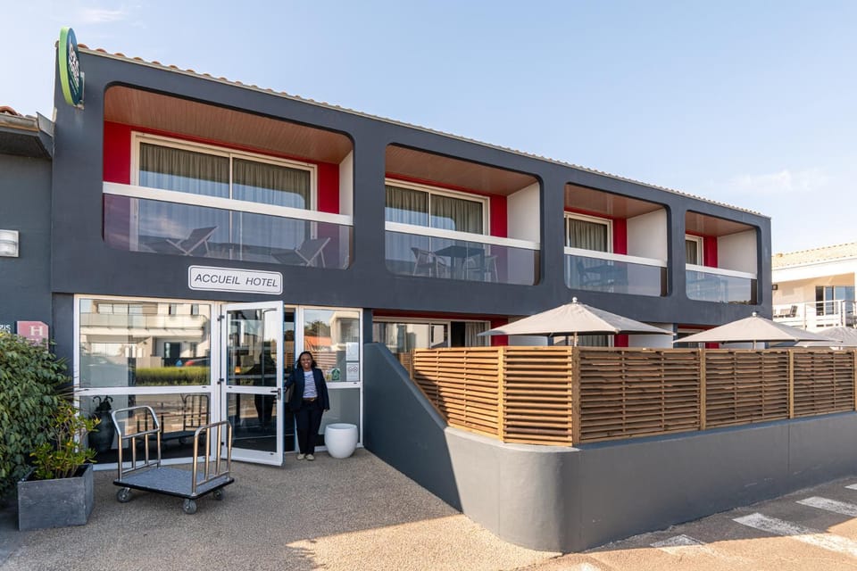 Property building, Patio, People, Balcony/Terrace, Parking, acessibility