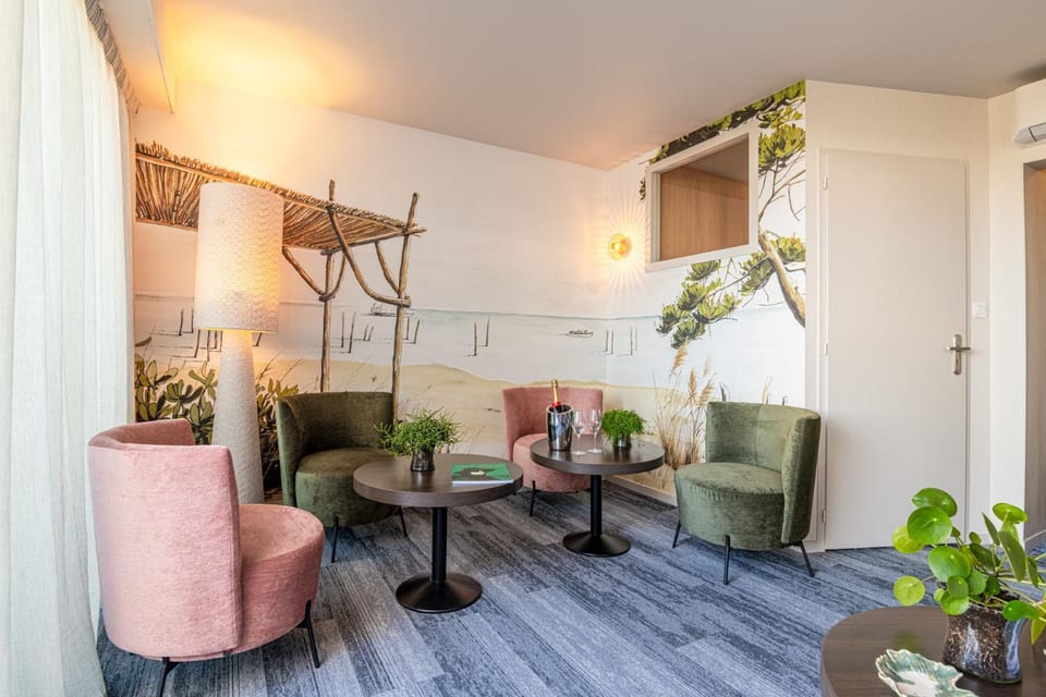 Living room, Lounge or bar, Seating area, Seasons