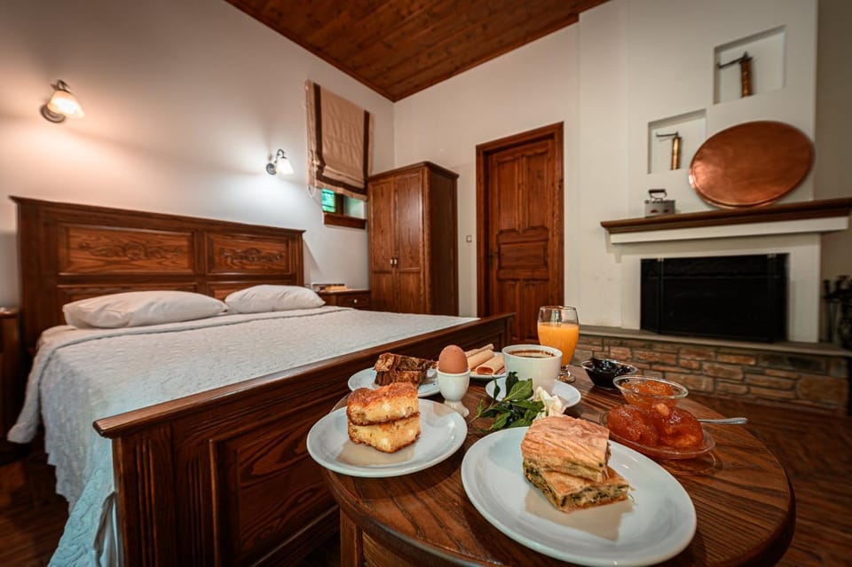 Bed, Food and drinks, Photo of the whole room, Bedroom, Food