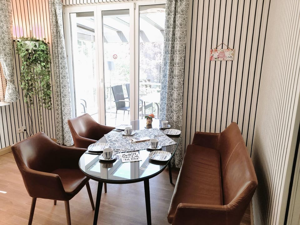 Seating area, kitchen