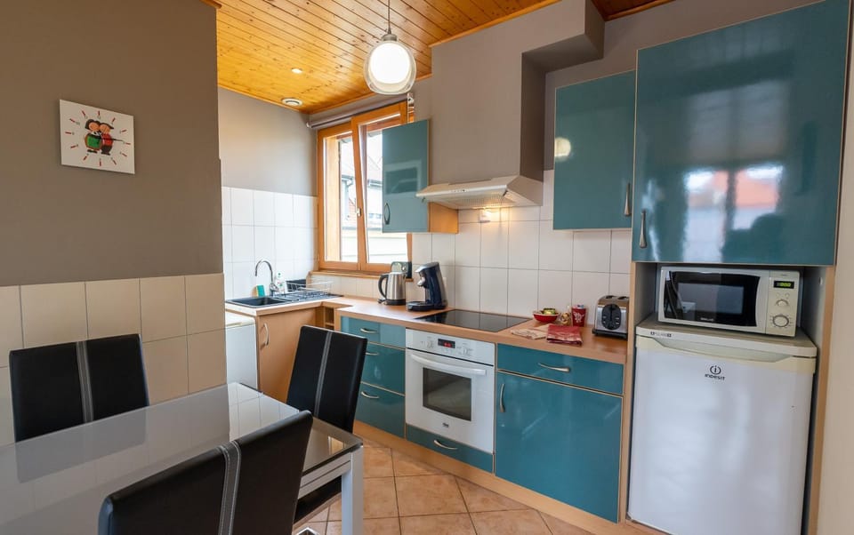 Kitchen or kitchenette, Dining area