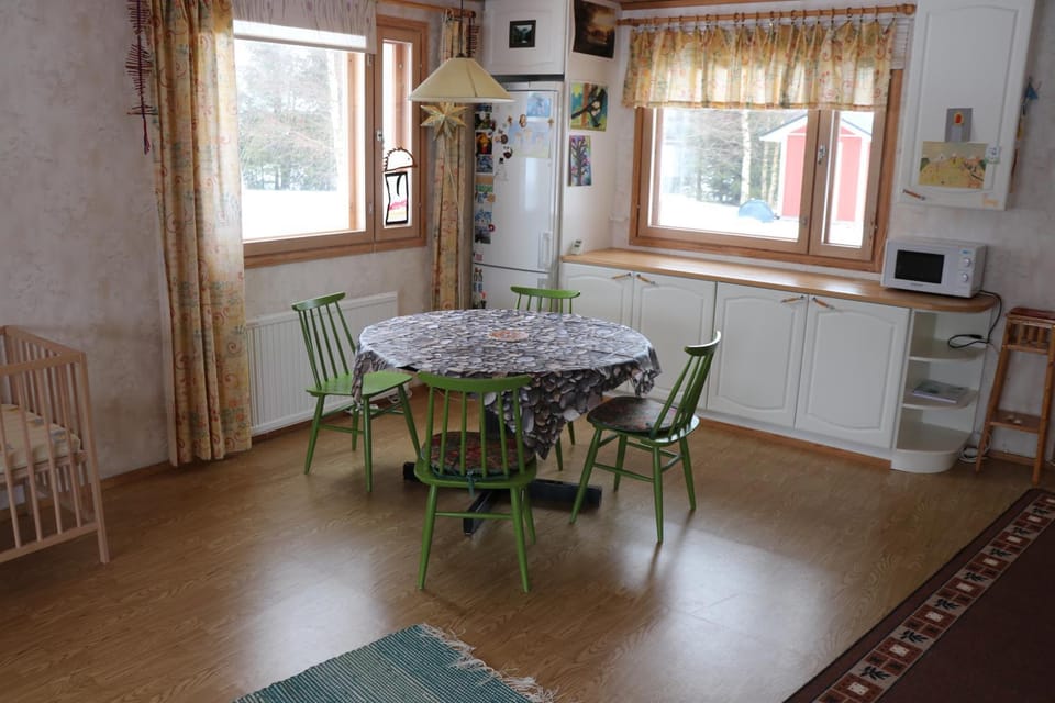 Kitchen or kitchenette, Dining area, minibar