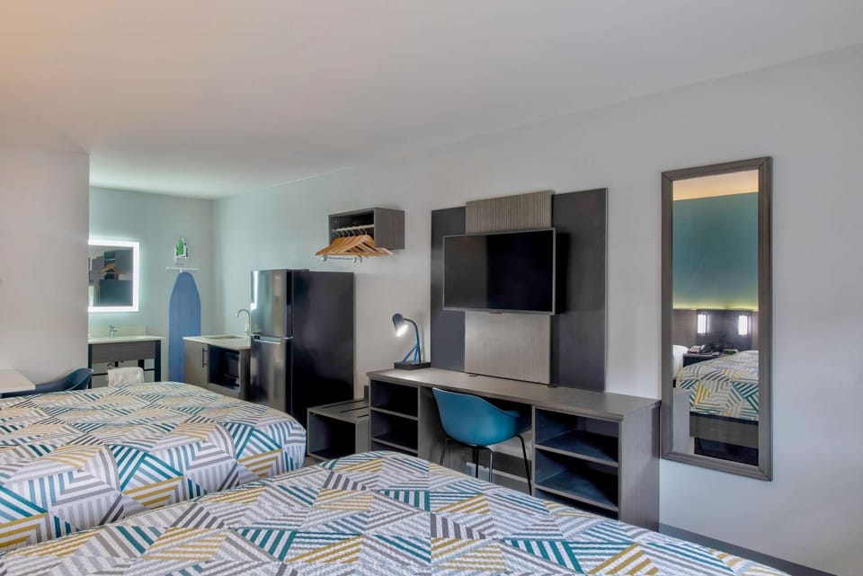 TV and multimedia, Kitchen or kitchenette, Photo of the whole room