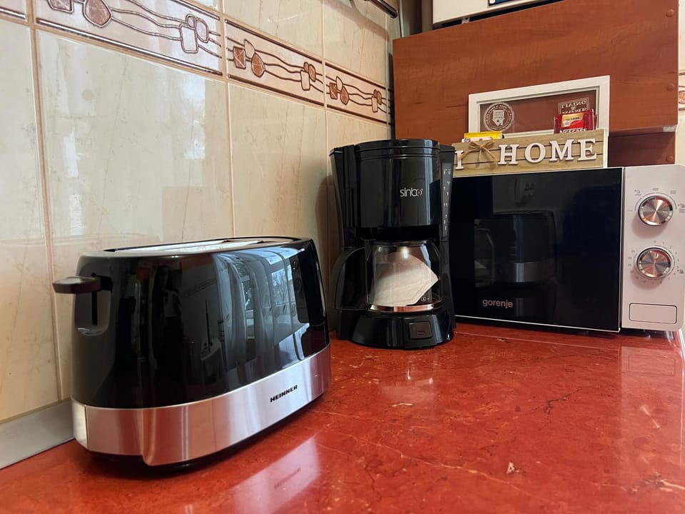 Coffee/tea facilities, toaster