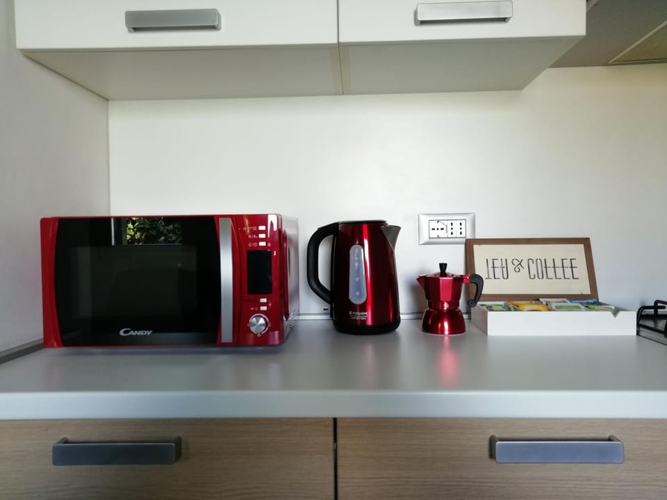 Coffee/tea facilities, Kitchen or kitchenette, Dining area