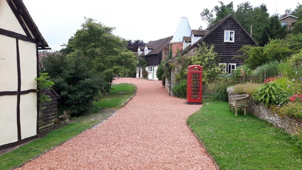 Property building, Facade/entrance, Natural landscape, Garden, Garden view