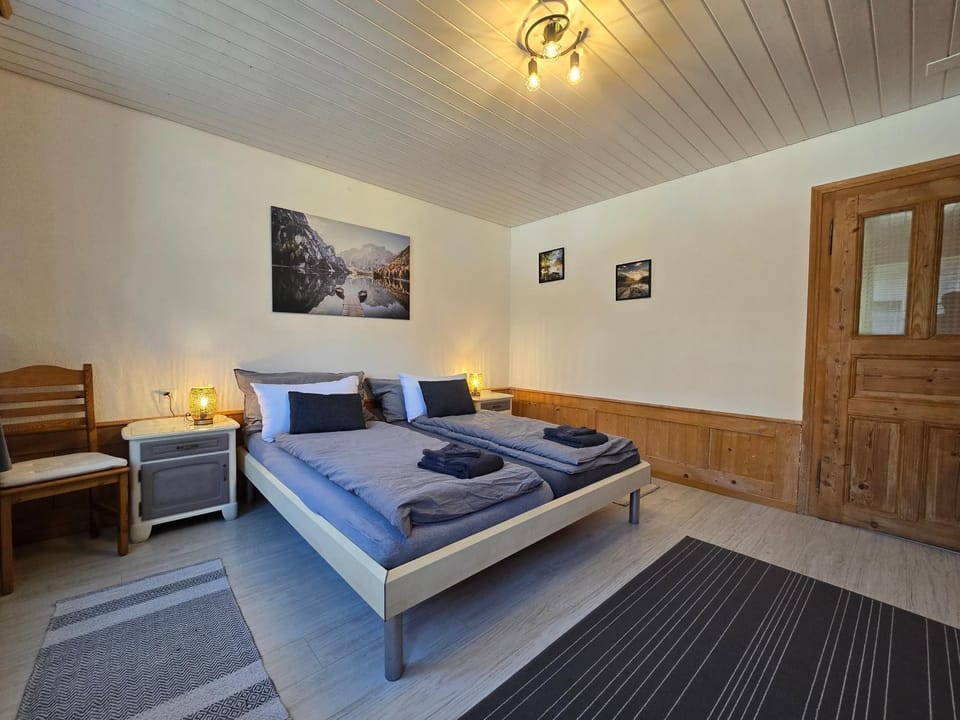 Bed, Bedroom, towels