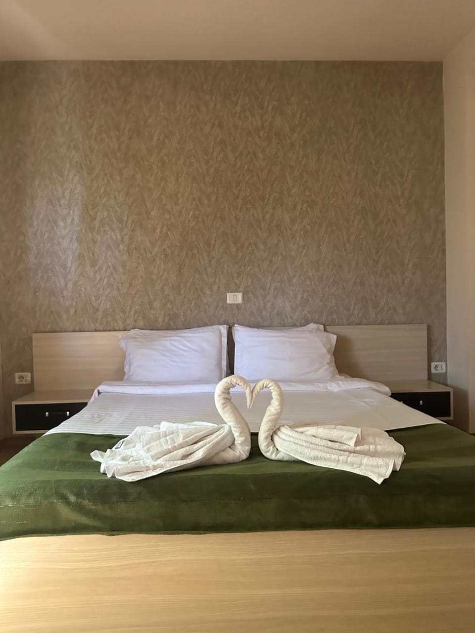 Bed, Bedroom, towels