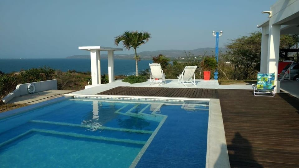 Frente al Mar House in Atlantico