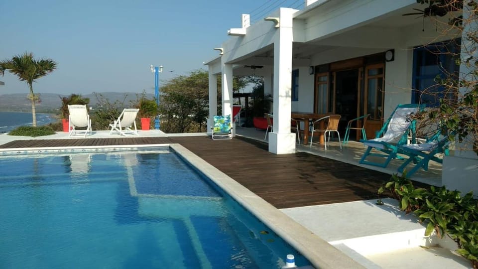 Frente al Mar House in Atlantico