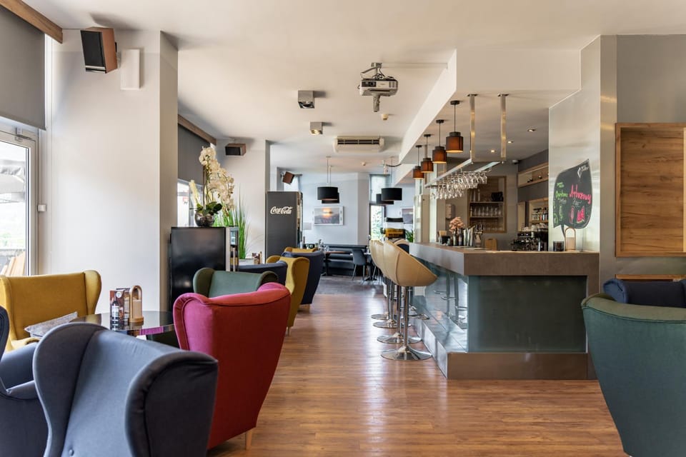 Restaurant/places to eat, Seating area