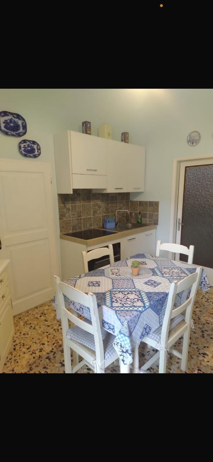 Kitchen or kitchenette, Dining area, stove