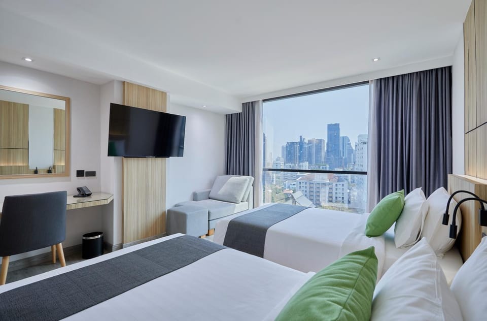 Bed, TV and multimedia, Seating area, Bedroom