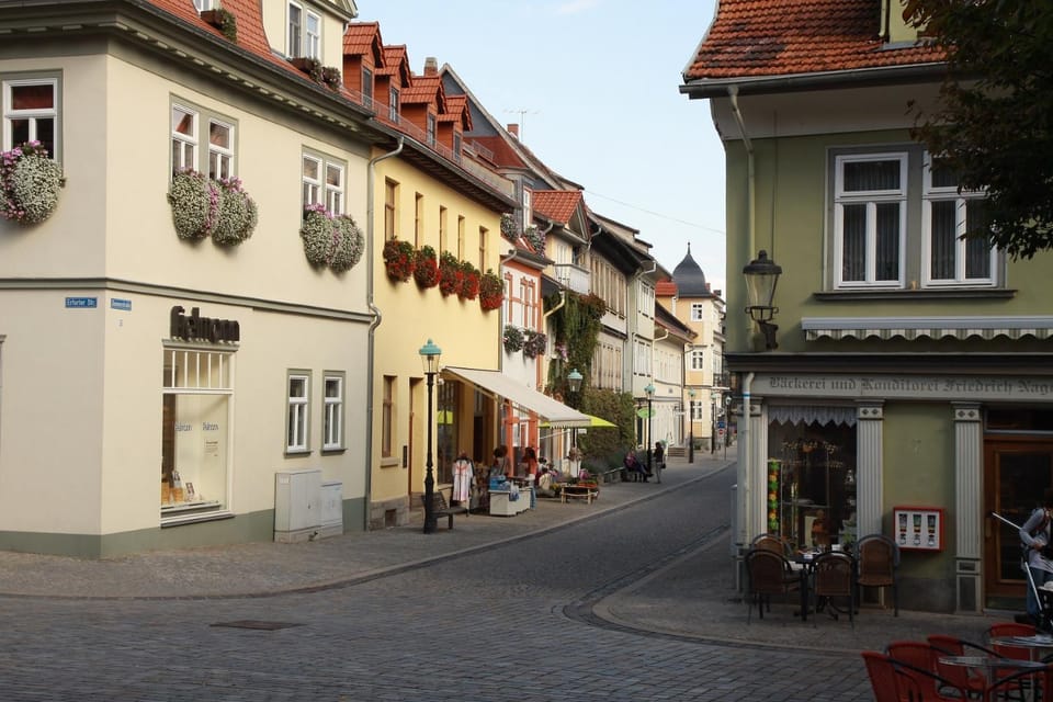 Facade/entrance, On-site shops, City view