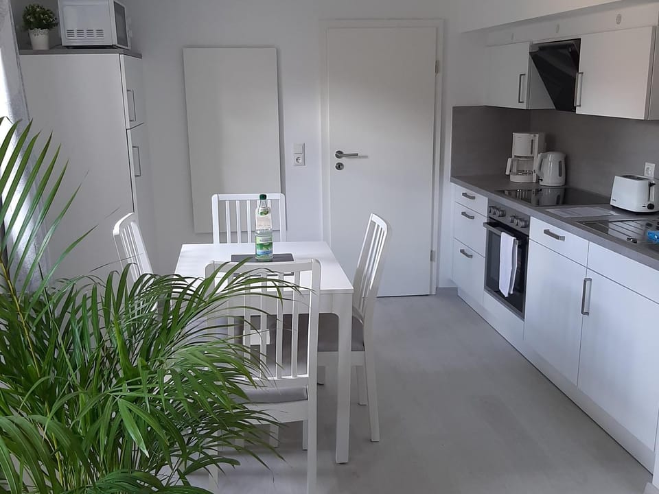 Coffee/tea facilities, Kitchen or kitchenette, Photo of the whole room, Seating area, Dining area, minibar, toaster, towels