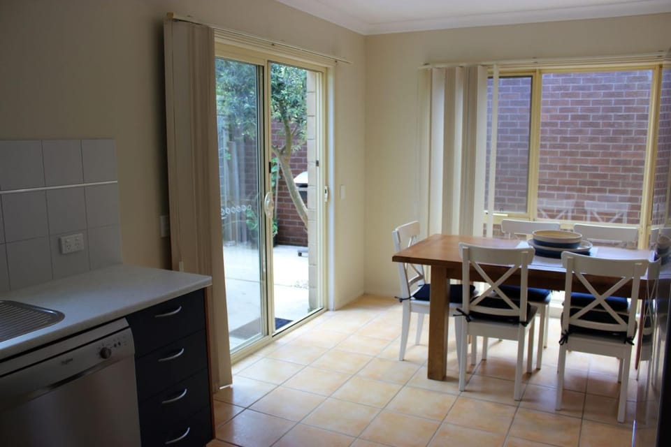 Kitchen or kitchenette, Seating area, Dining area