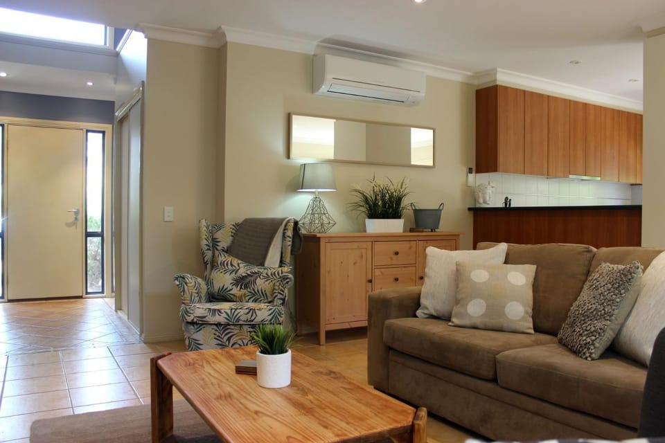 Living room, Seating area, air conditioner