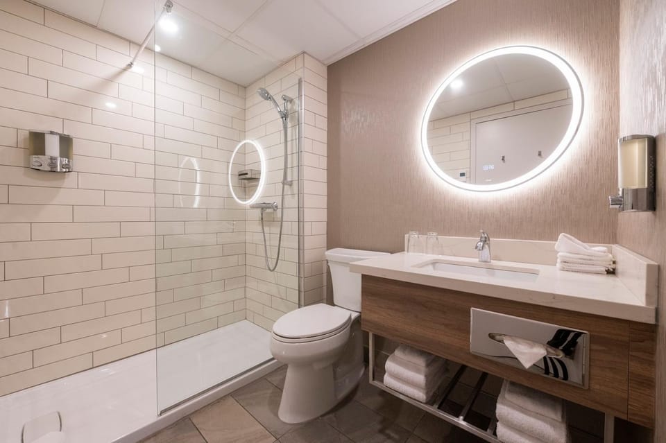 Shower, Toilet, Bathroom, towels