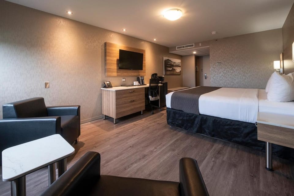Bed, TV and multimedia, Photo of the whole room, Seating area, Bedroom, hair dresser, minibar