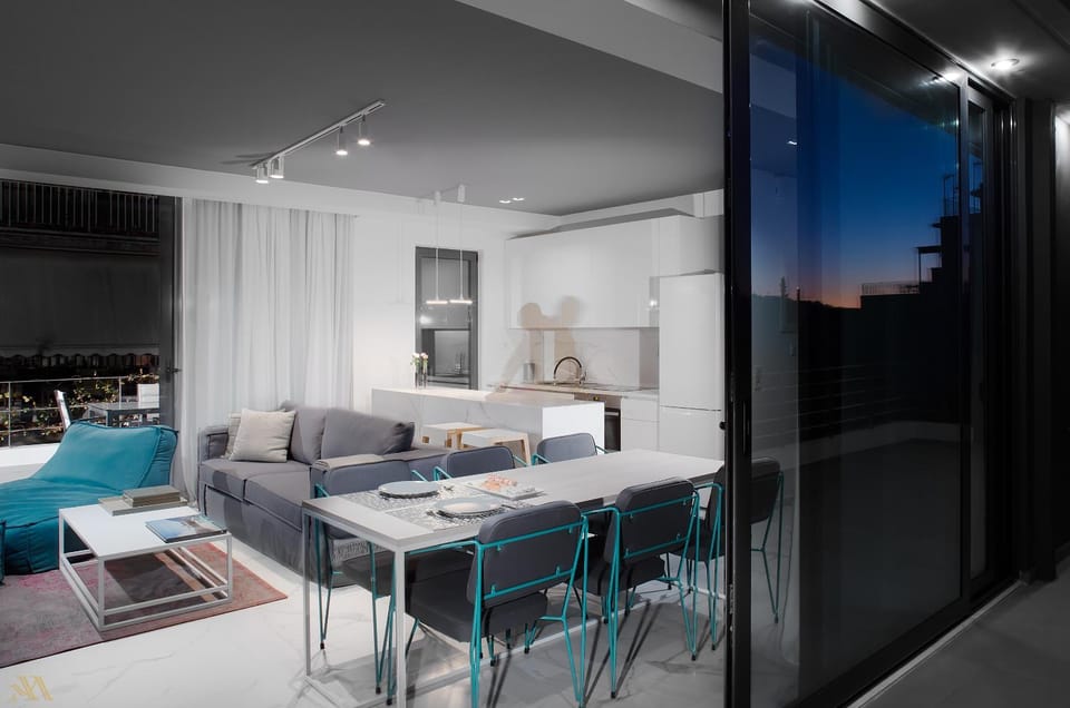 Kitchen or kitchenette, Seating area, Dining area