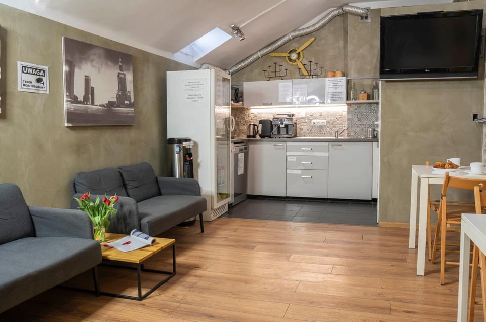TV and multimedia, Kitchen or kitchenette, Living room, Seating area, Dining area, oven, stove