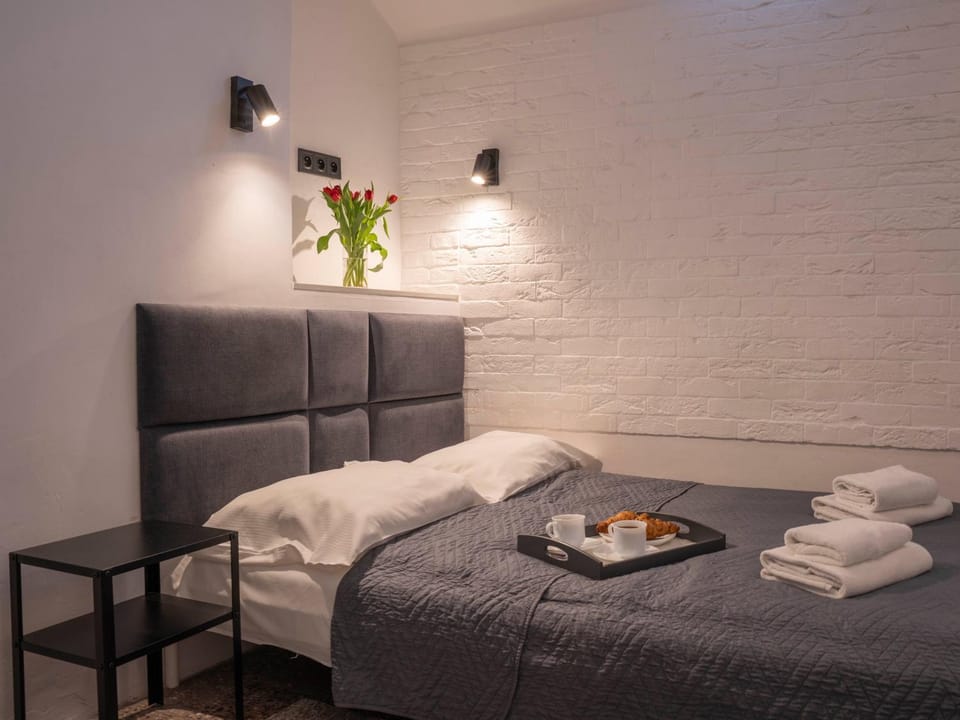 Bed, Food and drinks, Photo of the whole room, Bedroom, towels