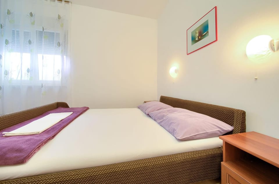 Bed, Photo of the whole room, Decorative detail, Bedroom