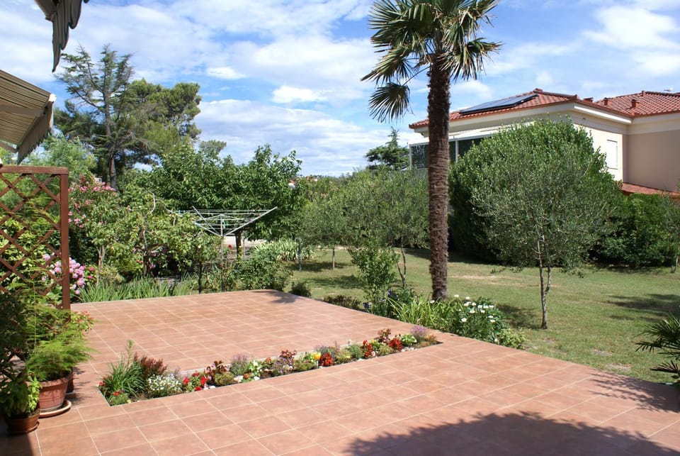 Patio, Facade/entrance, Garden, Balcony/Terrace, Garden view