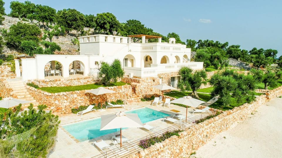 Property building, Patio, Nearby landmark, Day, Natural landscape, Pool view, Swimming pool, sunbed