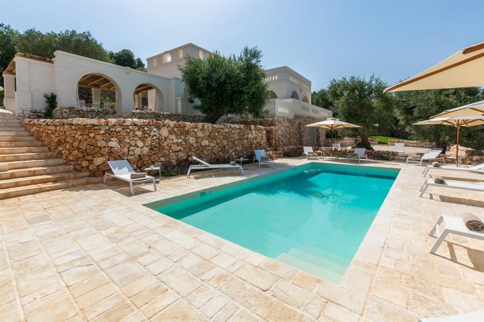 Property building, Patio, Day, Pool view, Swimming pool, sunbed