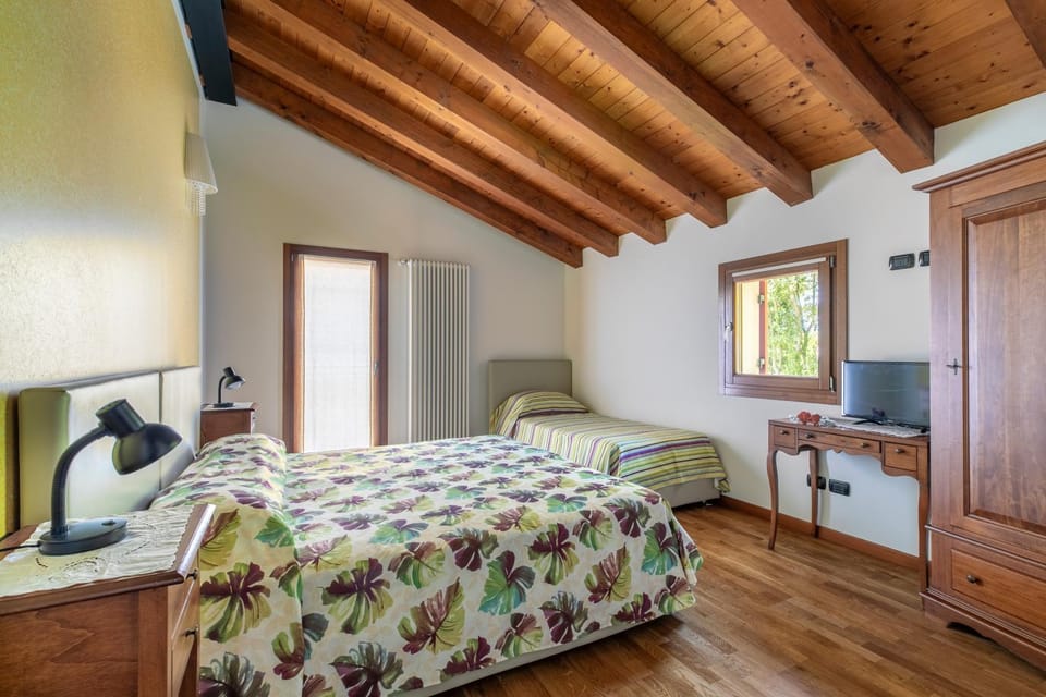 Photo of the whole room, Bedroom, wardrobe