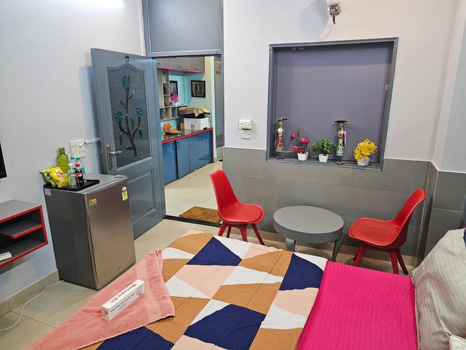 Bed, Food and drinks, Bedroom